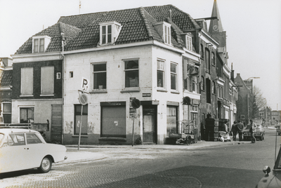 863440 Gezicht op het dichtgetimmerde hoekpand Kroonstraat 79 in Wijk C te Utrecht, vanaf de kruising met de ...